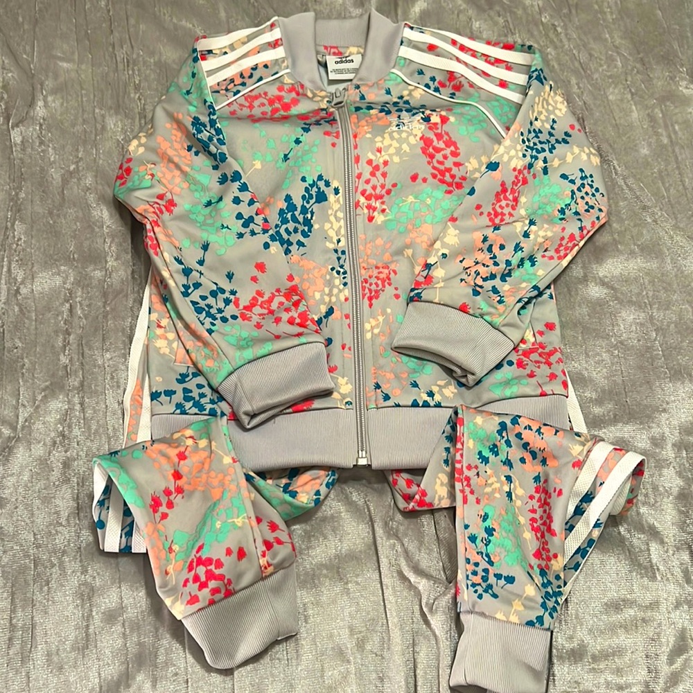Girls gently used adidas tracksuit size 4-5y
